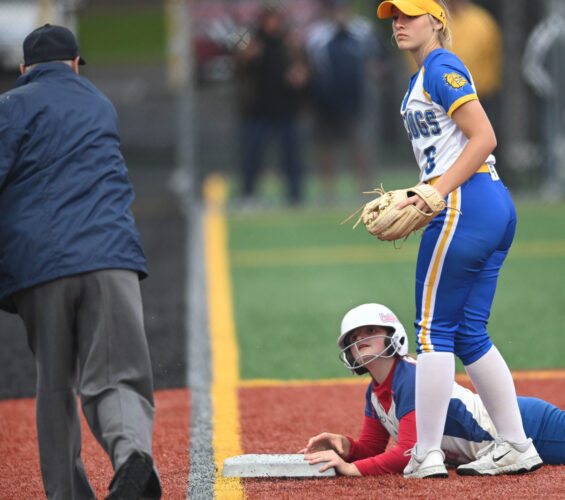 Lady Bulldogs cruise to district gold, trip to state tournament
